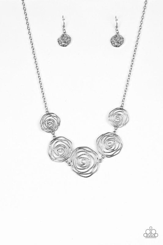 Collar Paparazzi ~ Roseta rosada - Plata