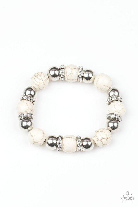 Pulsera Paparazzi ~ Resplandor de clase dominante - Blanco