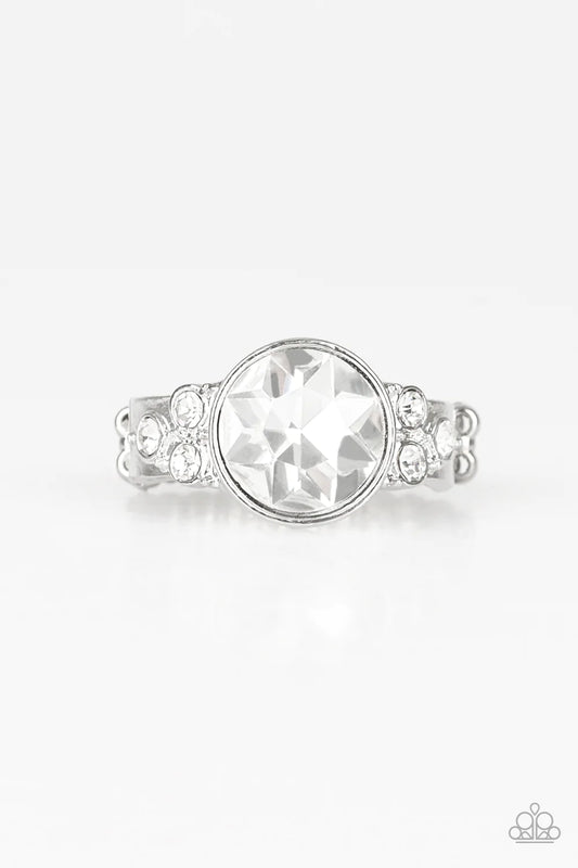 Anillo Paparazzi ~ Poshly Pampered - Blanco