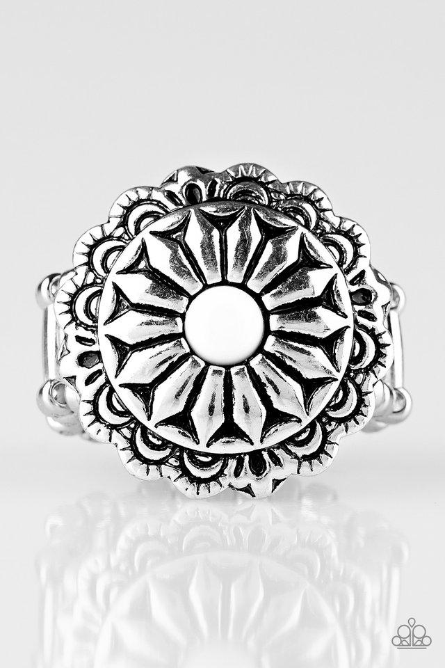 Anillo Paparazzi ~ Daringly Daisy - Blanco