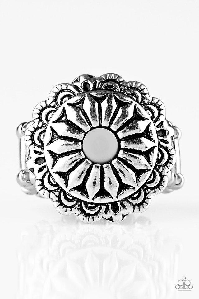 Anillo Paparazzi ~ Daringly Daisy - Plata