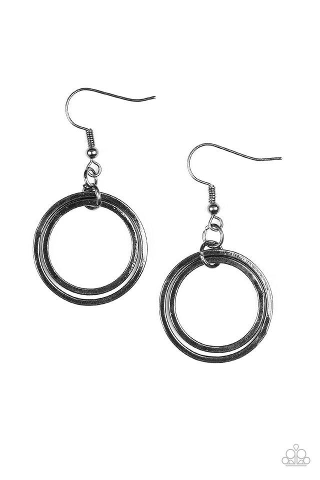 Paparazzi Earring ~ The Gleam Of My Dreams - Black