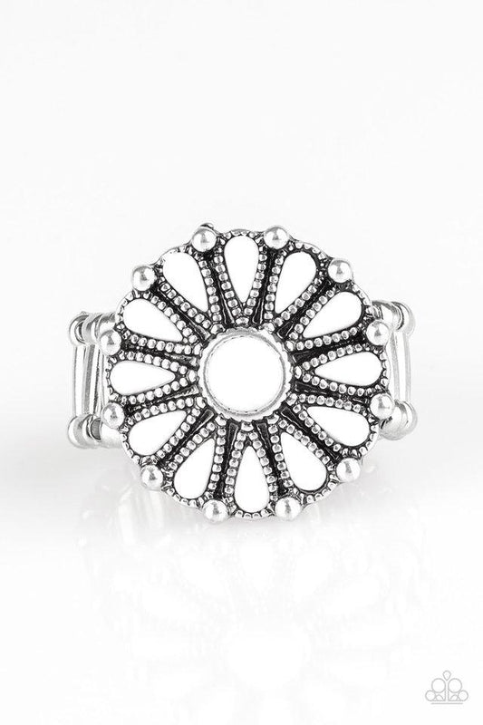 Anillo Paparazzi ~ Poppy Pop-tastic - Blanco