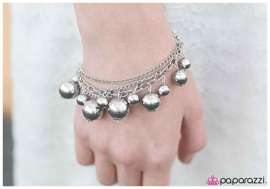 Pulsera Paparazzi ~ Ponte de pie - Plata