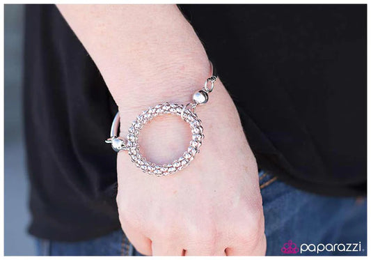 Pulsera Paparazzi ~ Frente y centro - Plata