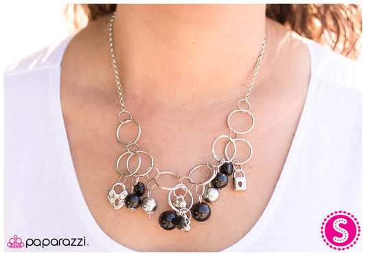 Paparazzi Necklace ~ In A Bind - Black