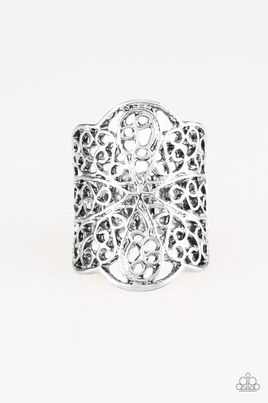 Paparazzi Ring ~ The Way You Make Me FRILL - Silver