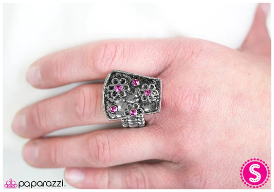 Anillo Paparazzi ~ Late Bloomer - Rosa