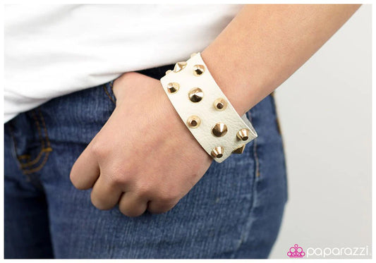 Pulsera Paparazzi ~ Aterrizando - Oro