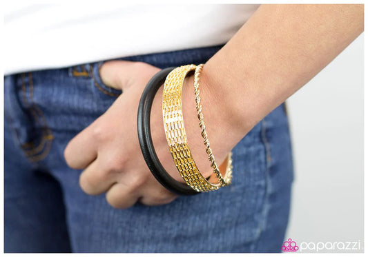 Pulsera Paparazzi ~ On the Fence - Oro