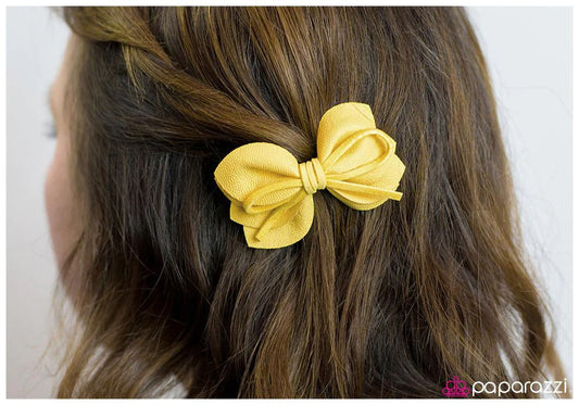 Accesorios para el cabello de Paparazzi ~ Leaps and Bounds - Amarillo