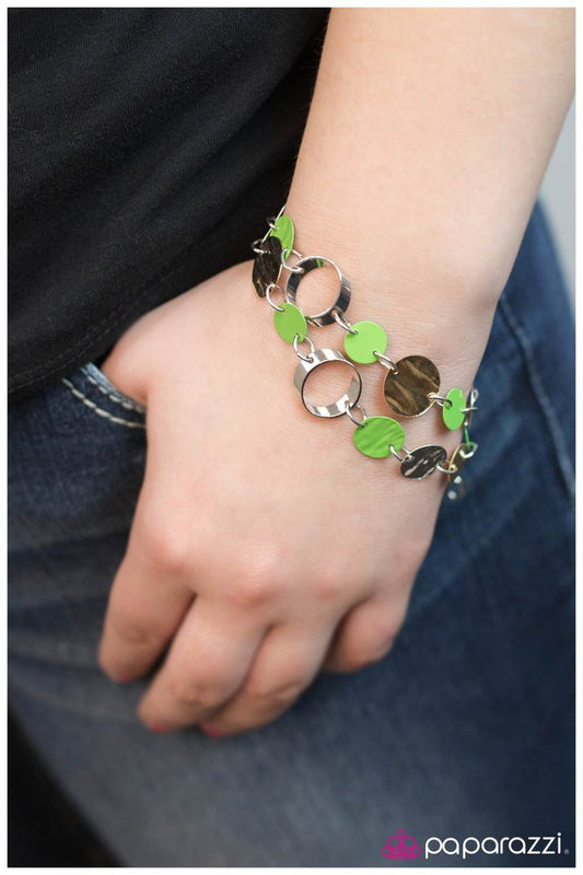 Pulsera Paparazzi ~ Sin preocupaciones en el mundo - Verde