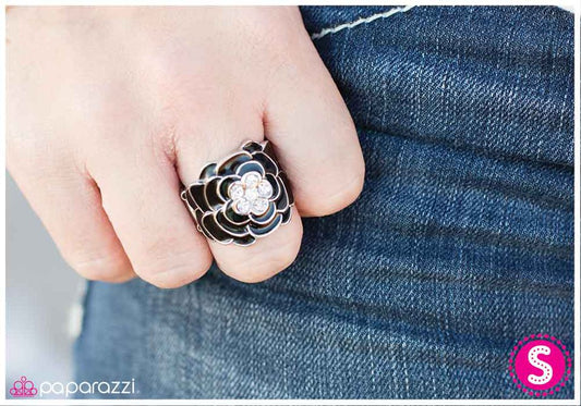 Anillo Paparazzi ~ Onyx Cascades - Negro