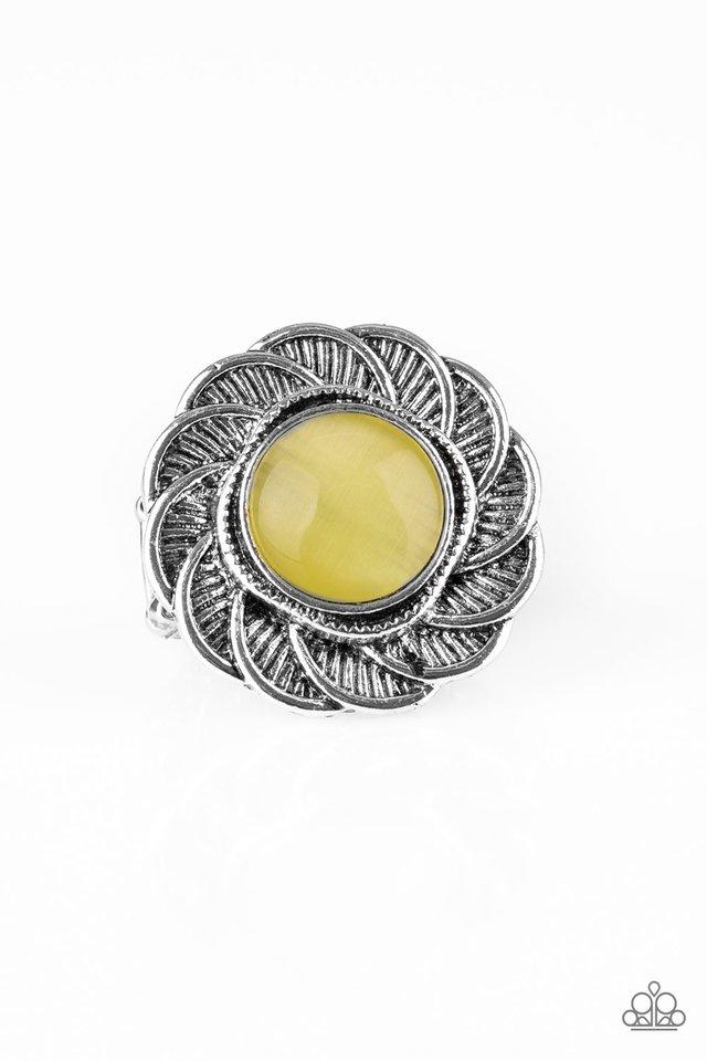 Anillo Paparazzi ~ Gardenia Glow - Amarillo