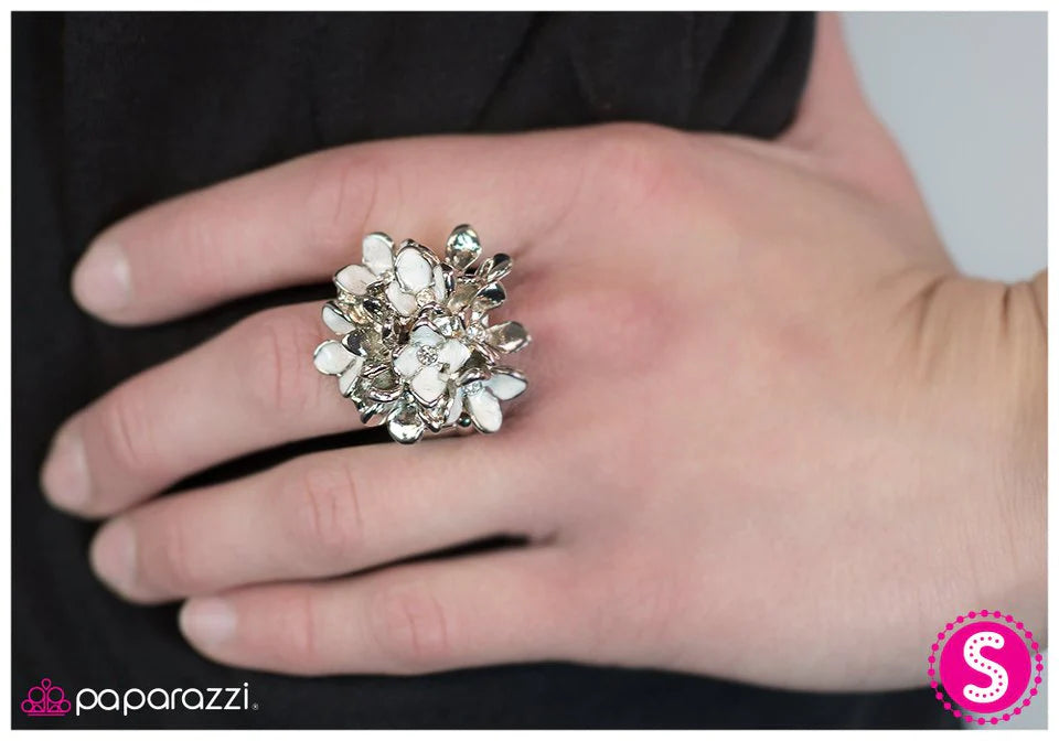 Paparazzi Ring ~ Floral Explosion - White