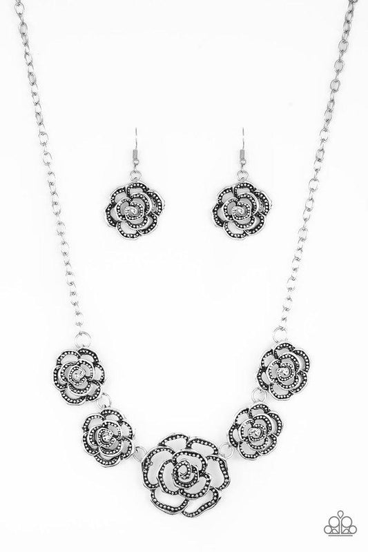 Collar Paparazzi ~ Princesa Primrose - Plata