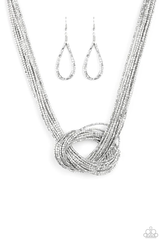 Collar Paparazzi ~ Knotted Knockout - Plata