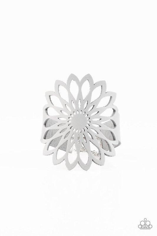 Pulsera Paparazzi ~ Wildly Wildflower - Plata