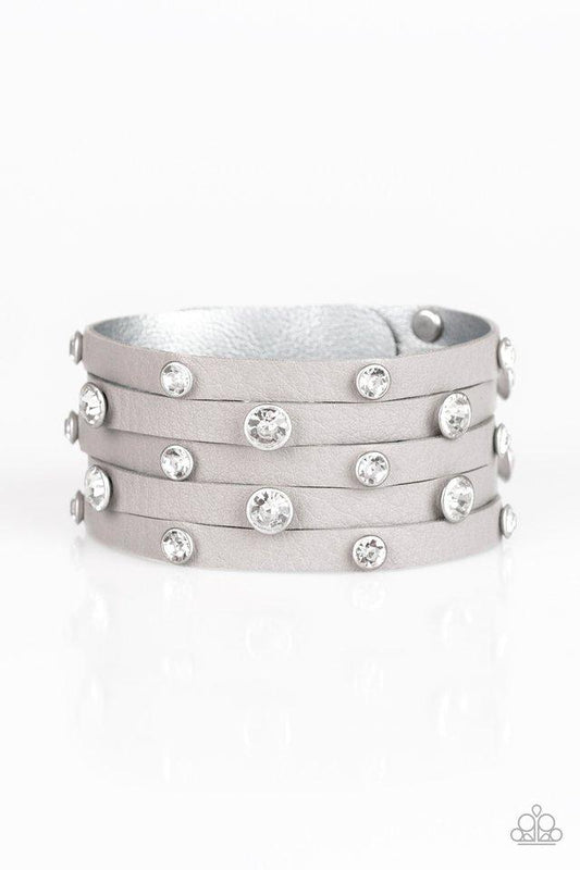 Pulsera Paparazzi ~ Reputación de diamantes de imitación - Plata