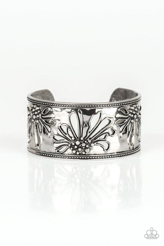 Pulsera Paparazzi ~ Donde están las FLORES SILVESTRES - Plata