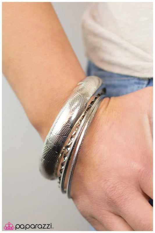 Pulsera Paparazzi ~ Model Behavior - Plata