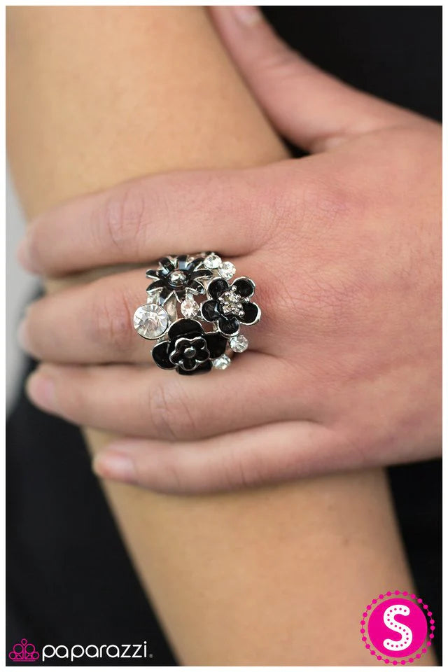 Anillo Paparazzi ~ Entre las flores silvestres - Negro