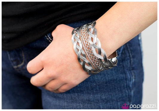 Pulsera Paparazzi ~ Winding Down - Plata