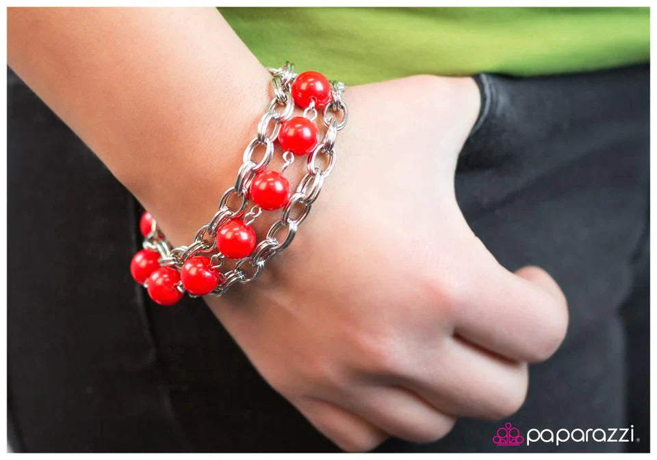 Pulsera Paparazzi ~ Atrapado en el medio - Rojo