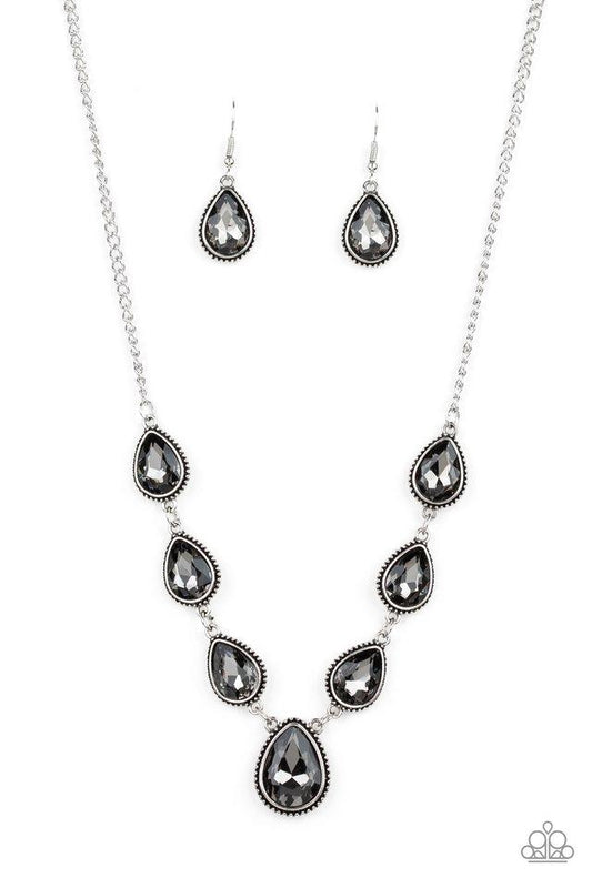 Collar Paparazzi ~ Socialite Social - Plata