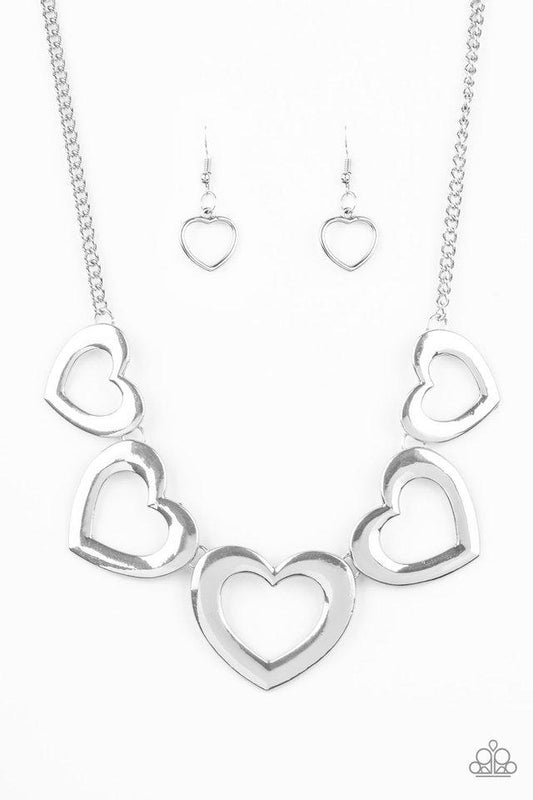 Collar Paparazzi ~ Corazones Hearty - Plata