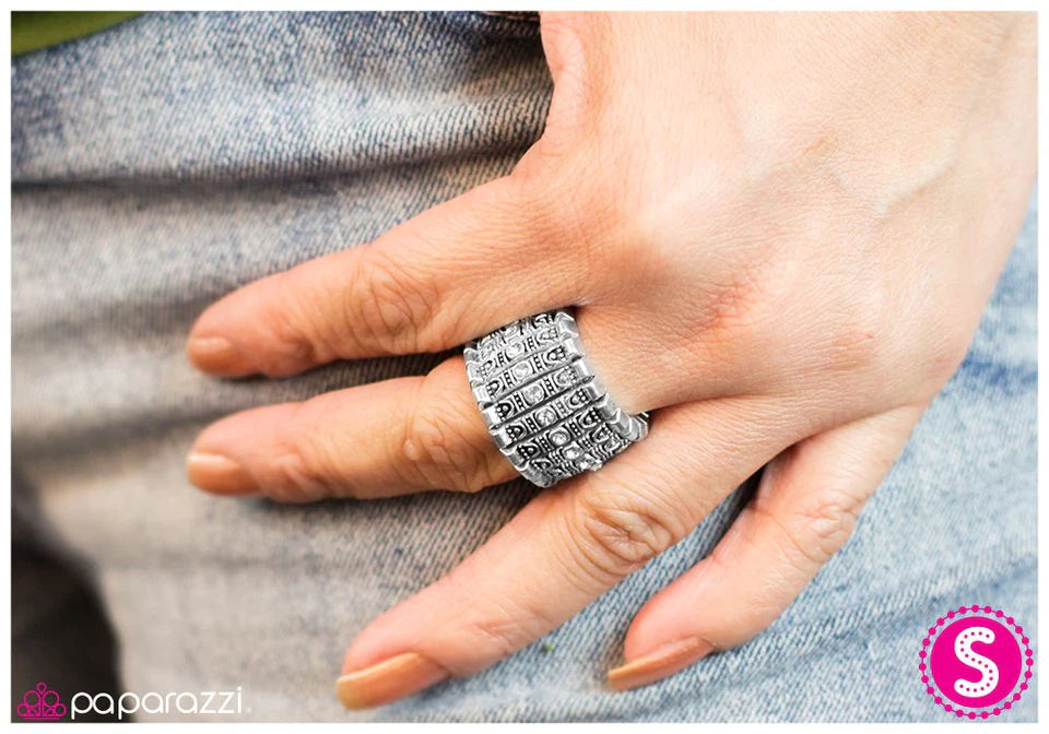 Anillo Paparazzi ~ Barricade con adornos brillantes - Plata