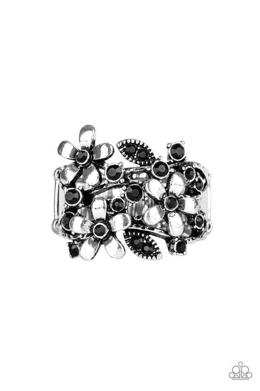 Anillo Paparazzi ~ Gardenia Gleam - Negro