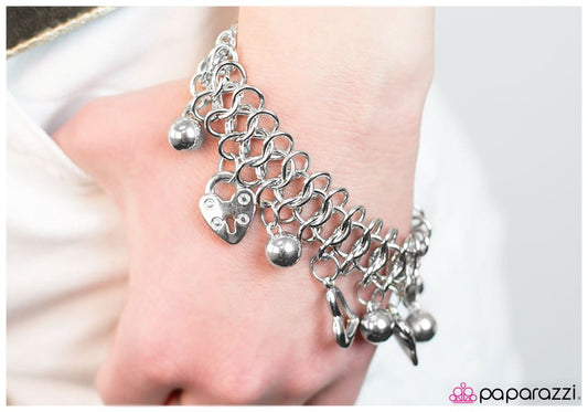 Pulsera Paparazzi ~ Corazón a Corazón - Plata