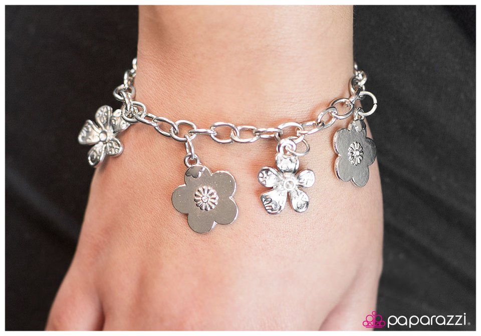 Pulsera Paparazzi ~ PETAL ¡Sé el día! - Plata