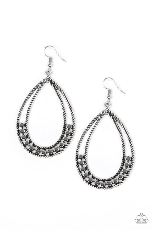 Pendiente Paparazzi ~ Glitz Fit - Plata