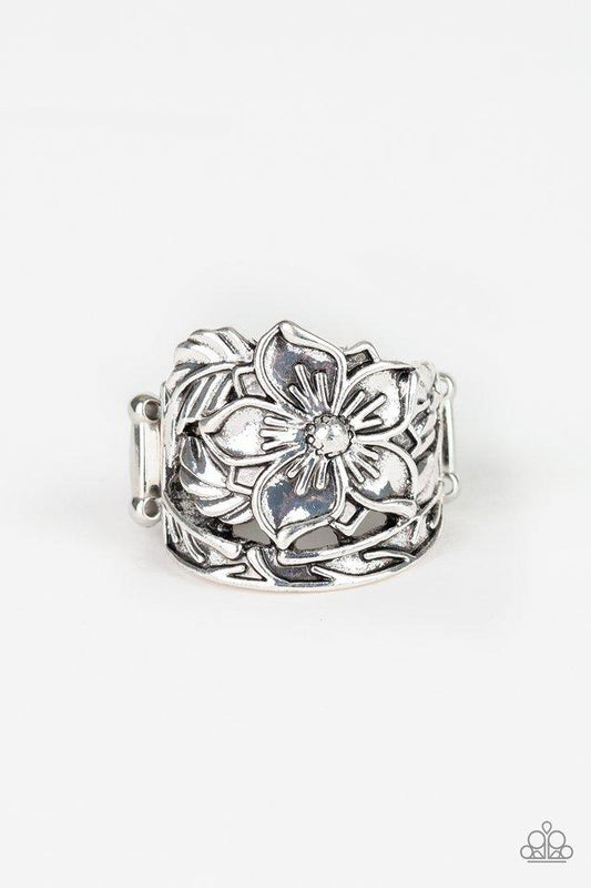 Anillo Paparazzi ~ Hibiscus Highland - Plata