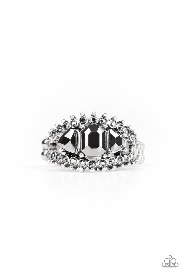 Anillo Paparazzi ~ Packin Heat - Plata