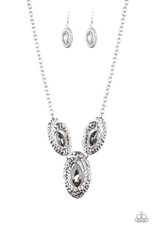 Collar Paparazzi ~ Metro Mystique - Plata