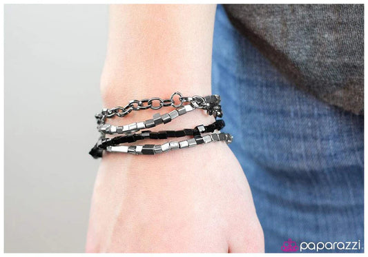 Pulsera Paparazzi ~ ¡Estás en el lujo! - Negro