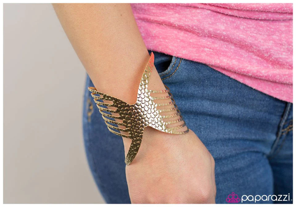 Pulsera Paparazzi ~ Stick to the Ribs - Oro