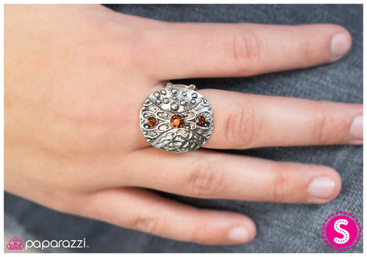 Paparazzi Ring ~ Queen Of Hearts - Brown