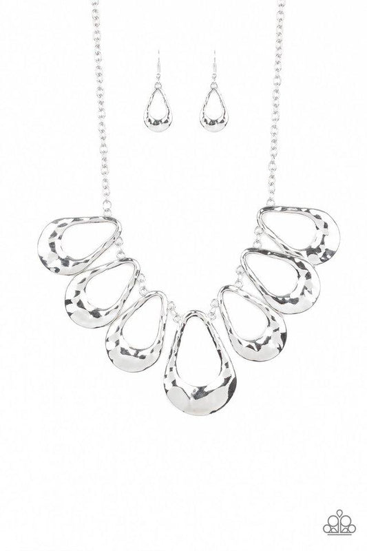 Collar Paparazzi ~ Teardrop Envy - Plata