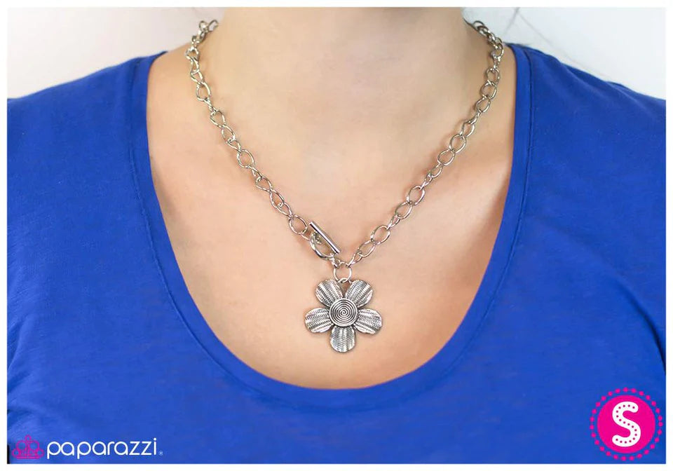 Paparazzi Necklace ~ Stemming From Simplicity - Silver