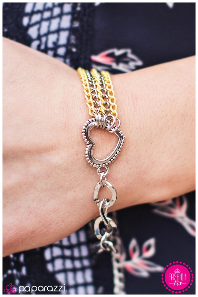 Pulsera Paparazzi ~ Primera cita - Amarillo