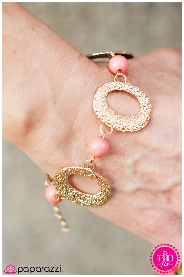 Pulsera Paparazzi ~ The Reverse Way Around - Oro