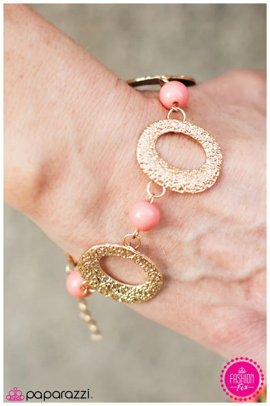 Pulsera Paparazzi ~ The Reverse Way Around - Oro