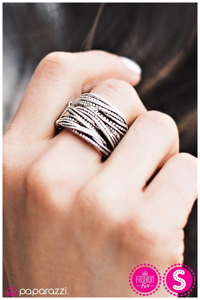 Anillo Paparazzi ~ Striking A CORD - Negro