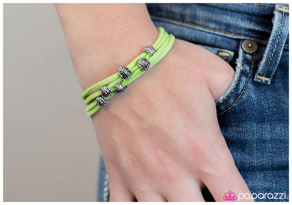 Pulsera Paparazzi ~ Gather Around - Verde