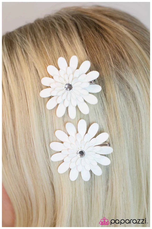 Accesorios para el cabello Paparazzi ~ Empujador de pétalos - Blanco