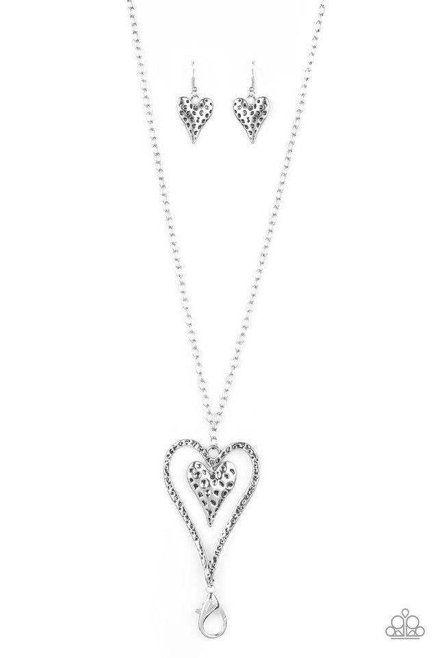 Collar Paparazzi ~ Corazones endurecidos - Plata